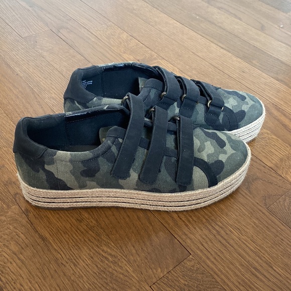 Camo Platform Velcro Sneakers - Picture 3 of 4